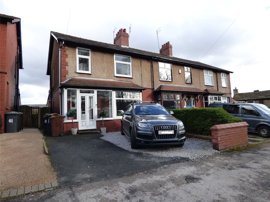 3 bed end terrace house for sale in Manor Park Road, Glossop
