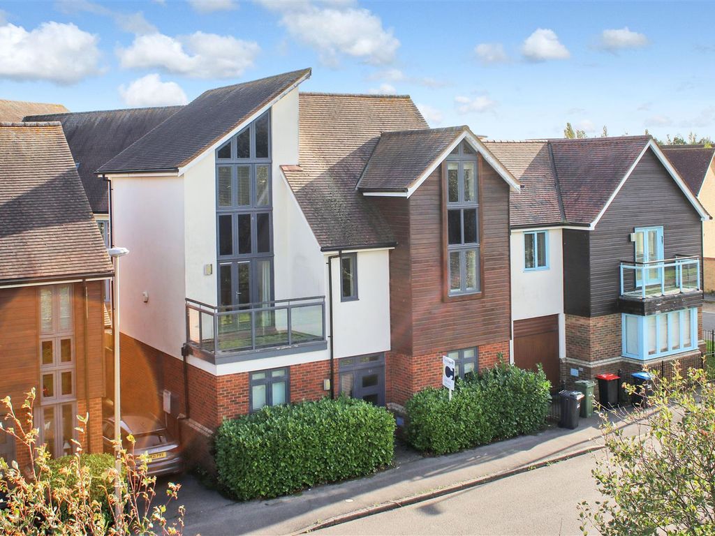 5 bed detached house for sale in Kemsley Crescent, Broughton, Milton