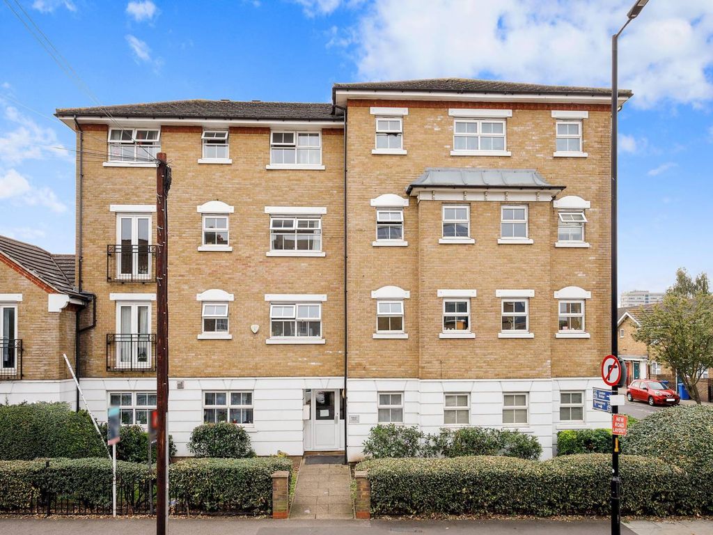 2 bed flat for sale in Commercial Way, Peckham, London SE15, £375,000