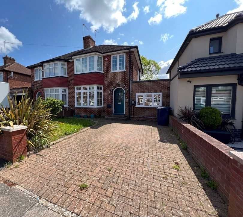3 bed semidetached house for sale in Braemar Gardens, London NW9, £