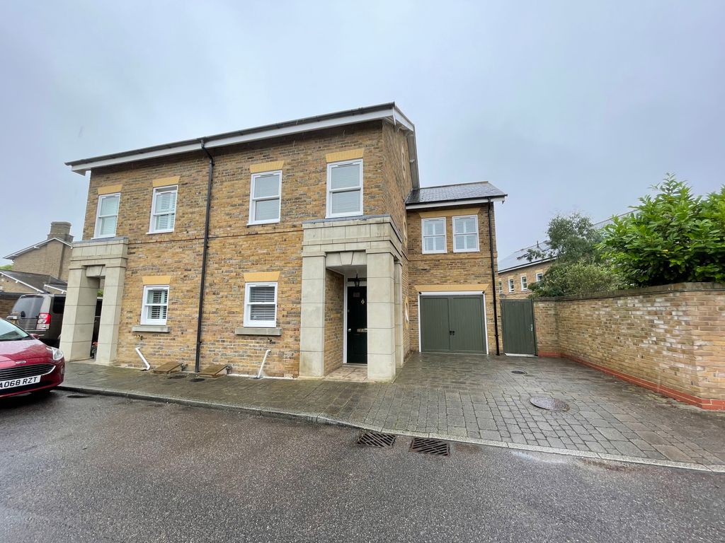 4 bed semidetached house to rent in Brigadier Way, Shoeburyness