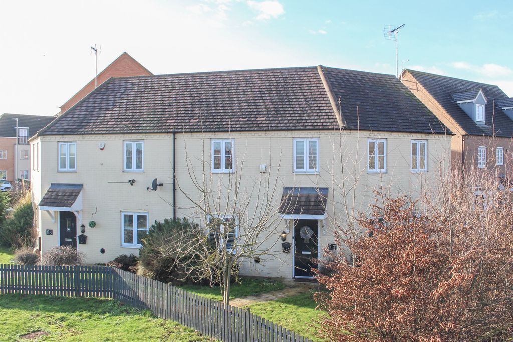 3 bed semidetached house for sale in Kestrel Way, Leighton Buzzard LU7