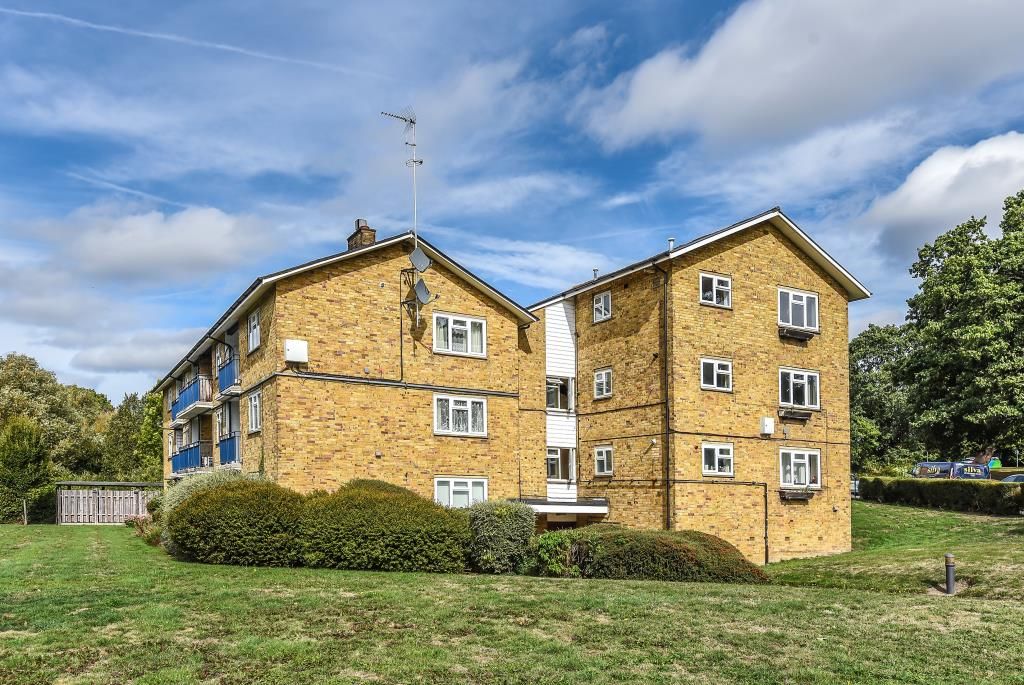 2 bed flat to rent in Priestwood, Bracknell RG42, £1,200 pcm Zoopla