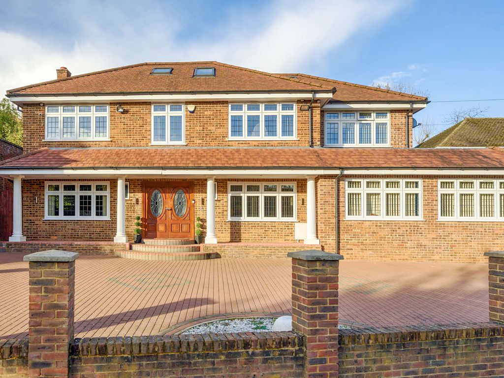 6 bed detached house for sale in Daws Lea, High HP11, £