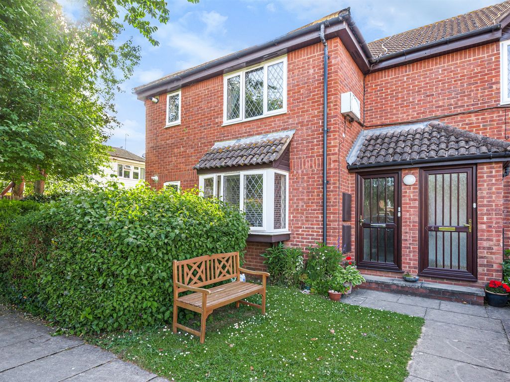 2 bed for sale in Gunthorpe Road, Marlow SL7, £270,000 Zoopla