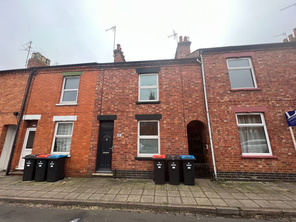 2 bed terraced house to rent in St Mary Street, New Bradwell, Milton