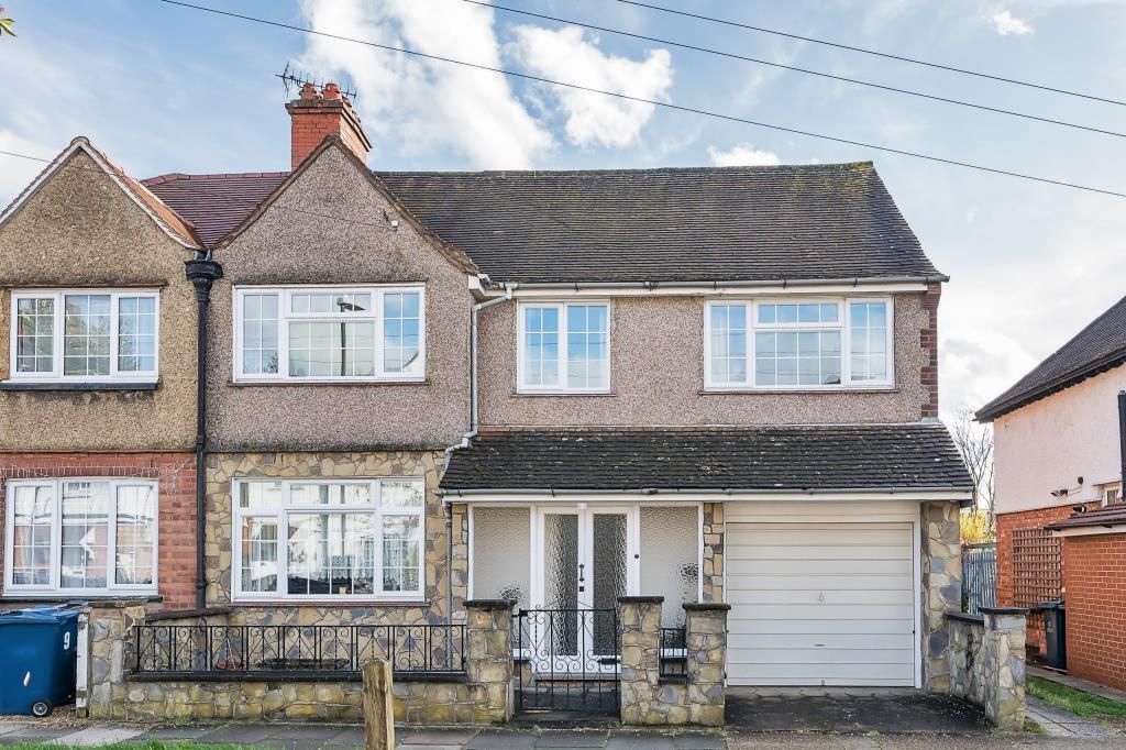 3 bed semidetached house for sale in Stanmore, Middlesex HA7, £700,000