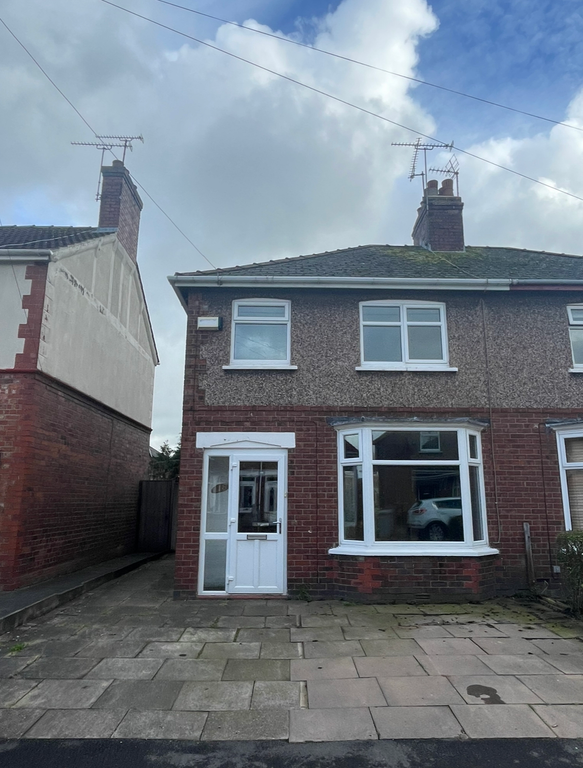 3 bed semidetached house to rent in St Andrews Avenue, Crewe CW2, £925