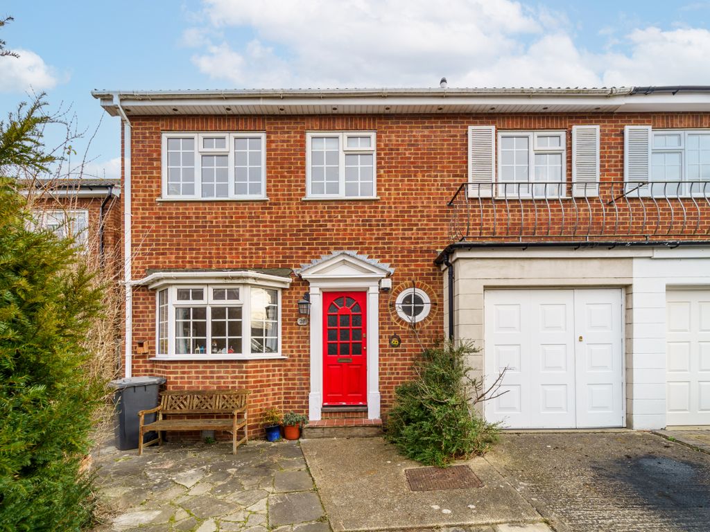 5 bed semidetached house for sale in Moorfields Close, StainesUpon