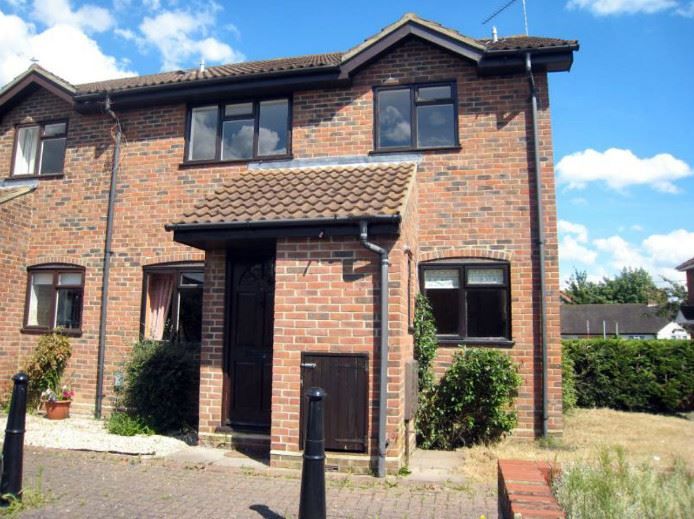 2 bed end terrace house to rent in Mallard Close, Ash, Aldershot GU12