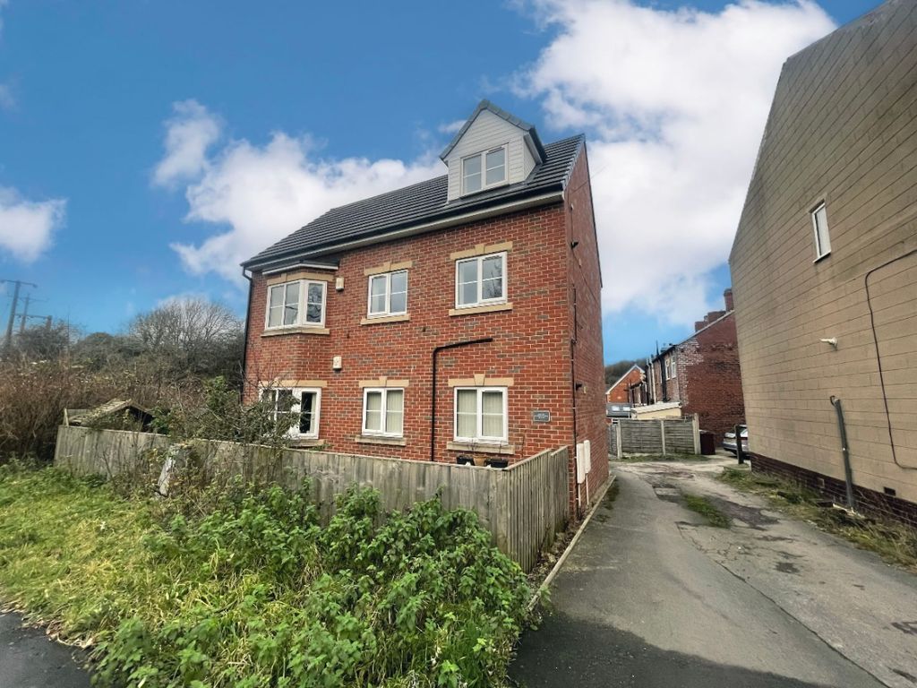 2 bed flat for sale in Wakefield Road, Ackworth, Pontefract WF7, £