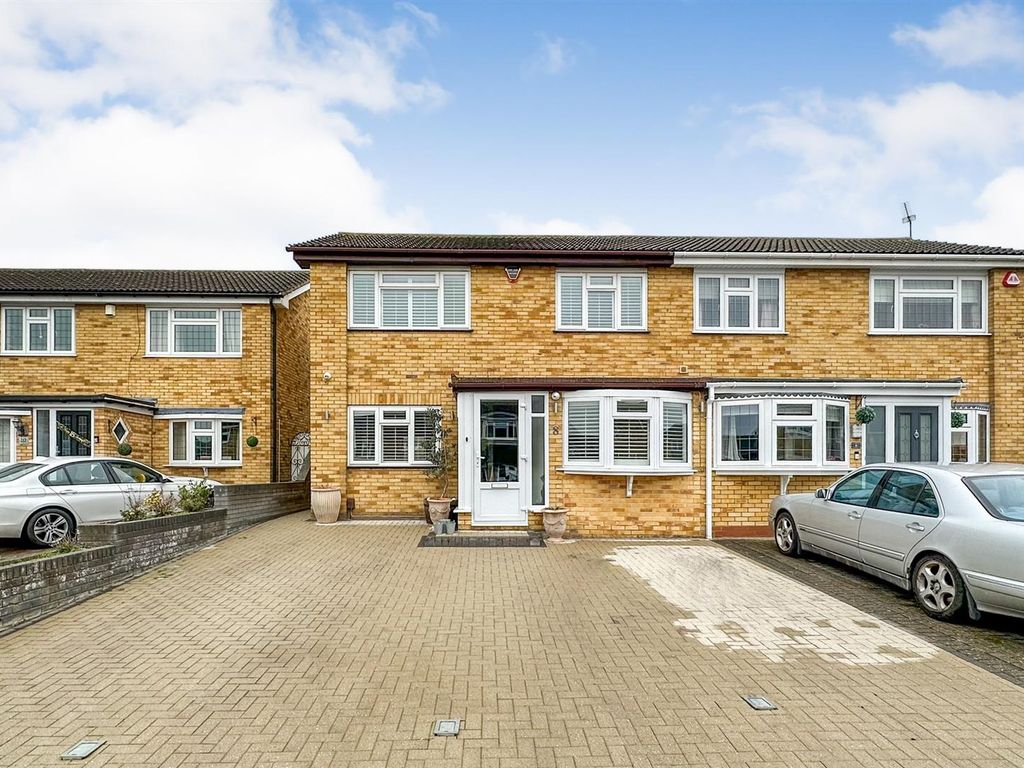 3 bed semidetached house for sale in Christopher Close, Hornchurch