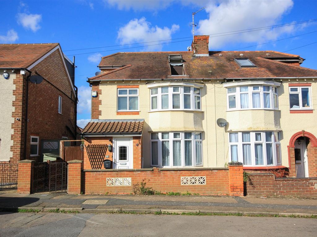 4 bed semidetached house for sale in Talbot Road, Rushden NN10, £