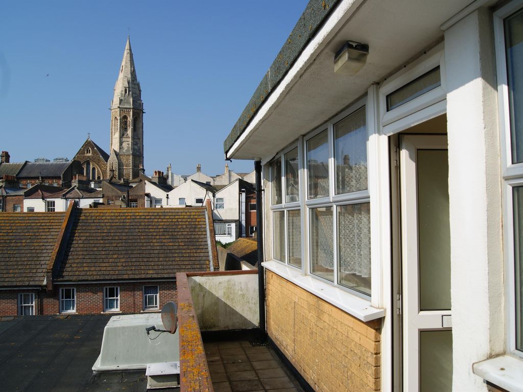2 bed flat to rent in Alan Court, St Leonards On Sea, East Sussex TN37