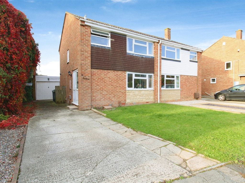 3 Bed Semi Detached House For Sale In Crown Drive Bishops Cleeve