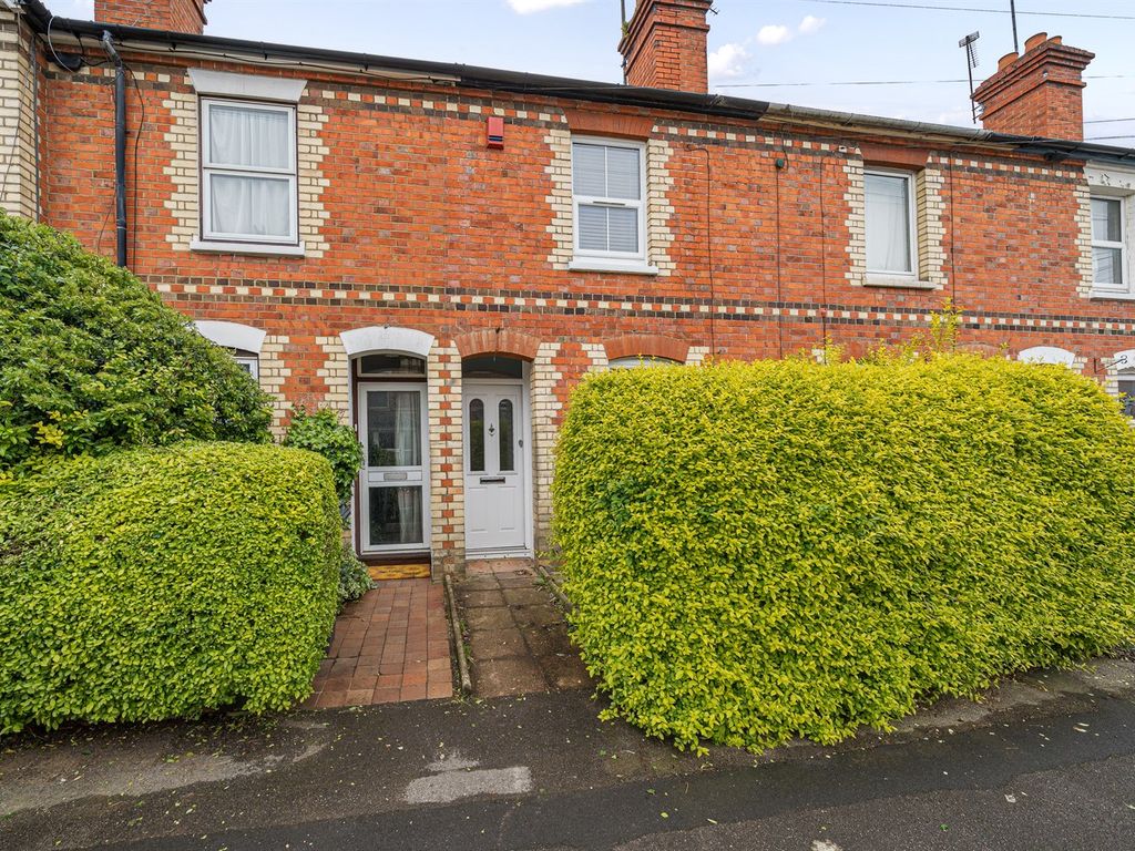 2 bed terraced house to rent in Norton Road, Reading RG1, £1,300 pcm