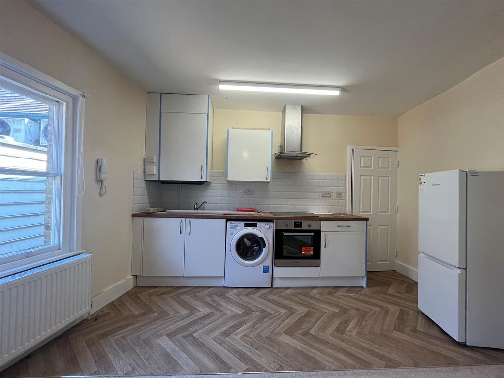 1 bed flat to rent in Sun Street, Waltham Abbey EN9, £1,200 pcm Zoopla