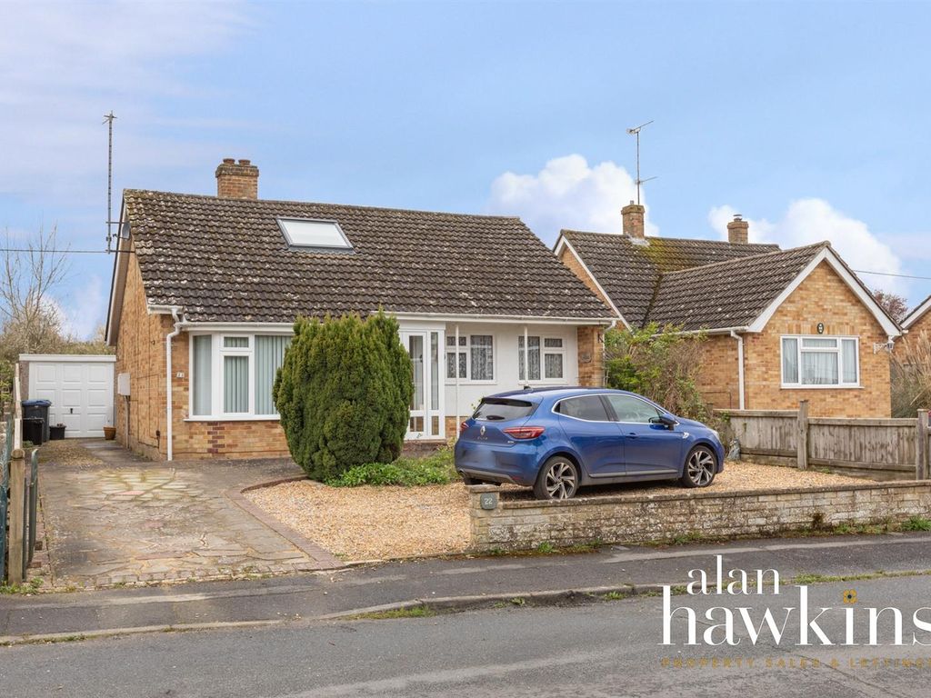 2 bed detached bungalow for sale in Vasterne Close, Purton, Swindon SN5