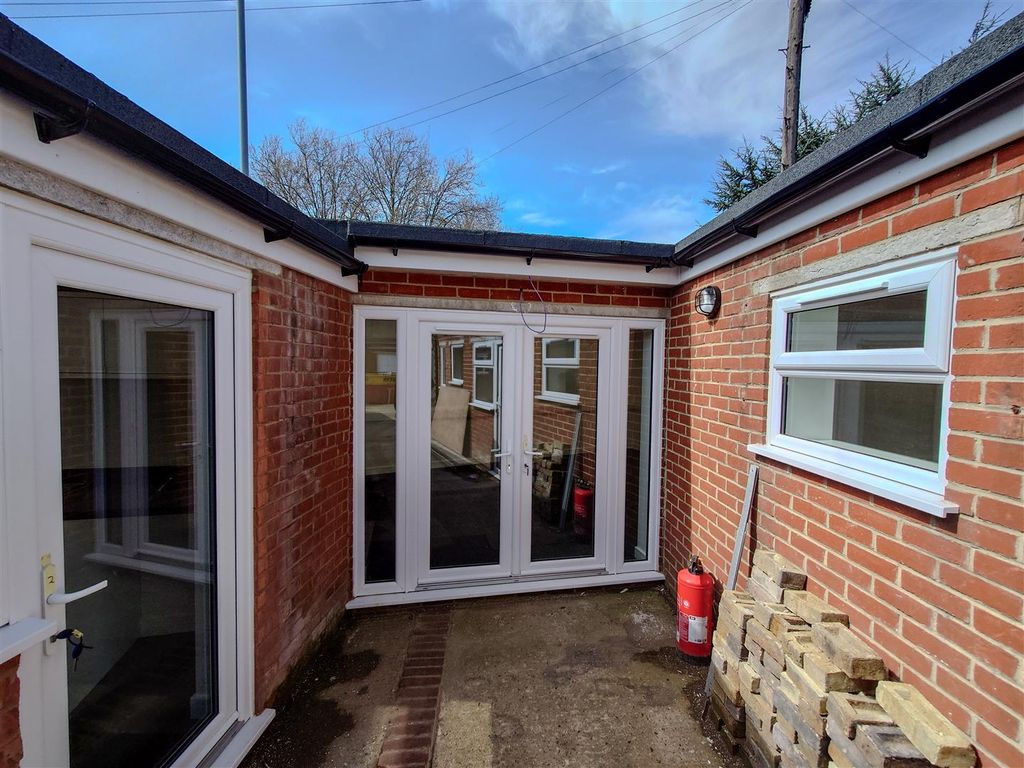 Retail premises to let in Dover Road East, Gravesend DA11, £7,800 pa