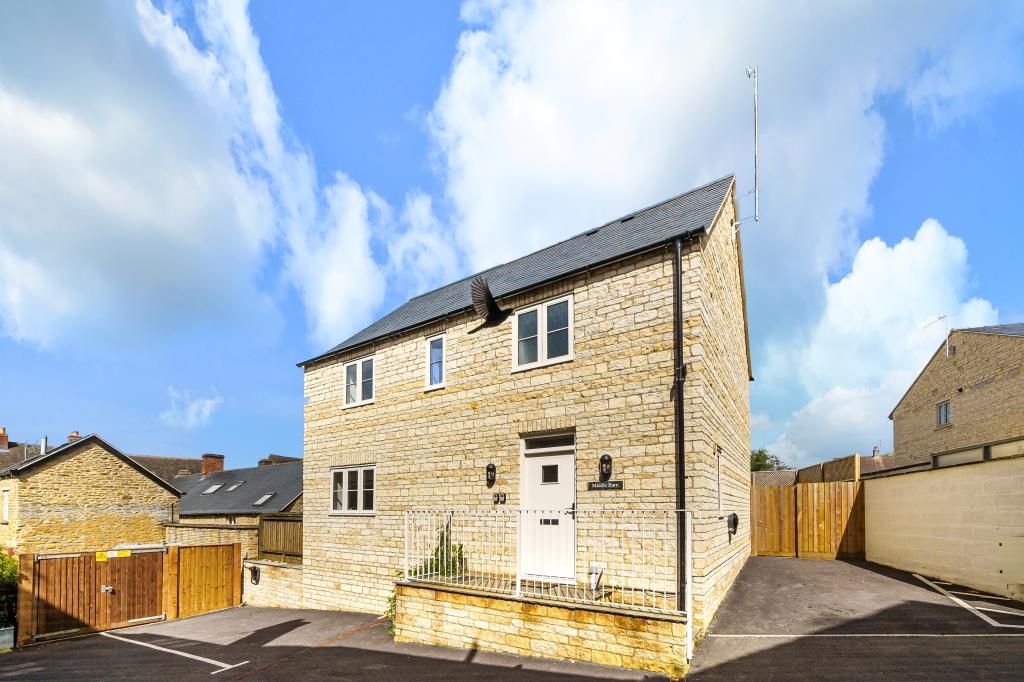 3 bed detached house for sale in Chipping Norton, Oxfordshire OX7, £