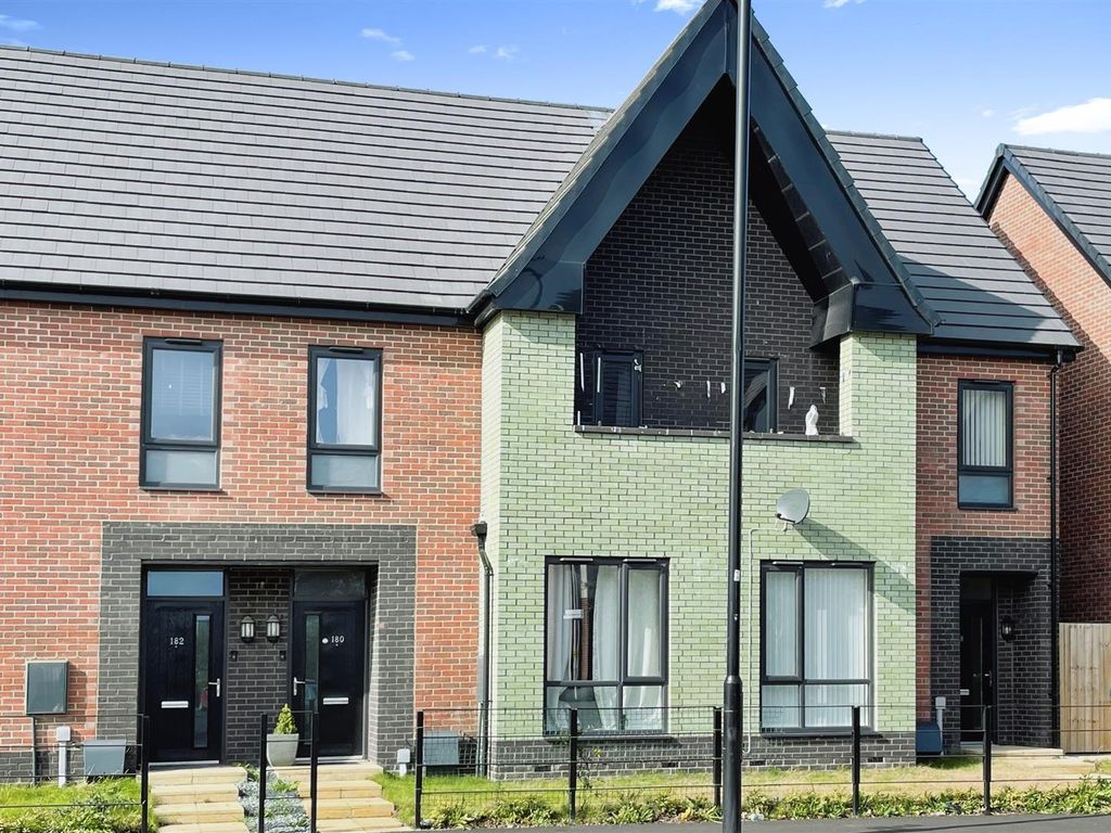 3 bed terraced house for sale in Hawthorn Avenue, Hull HU3, £155,000