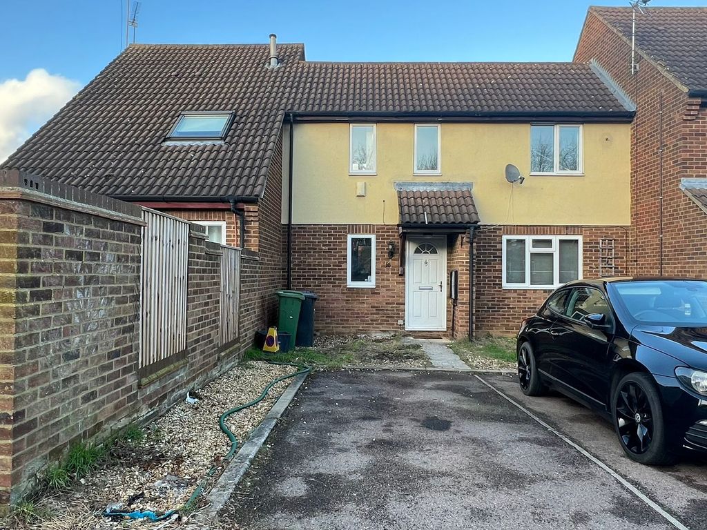 2 bed terraced house to rent in Lucas Gardens, Luton, Bedfordshire LU3