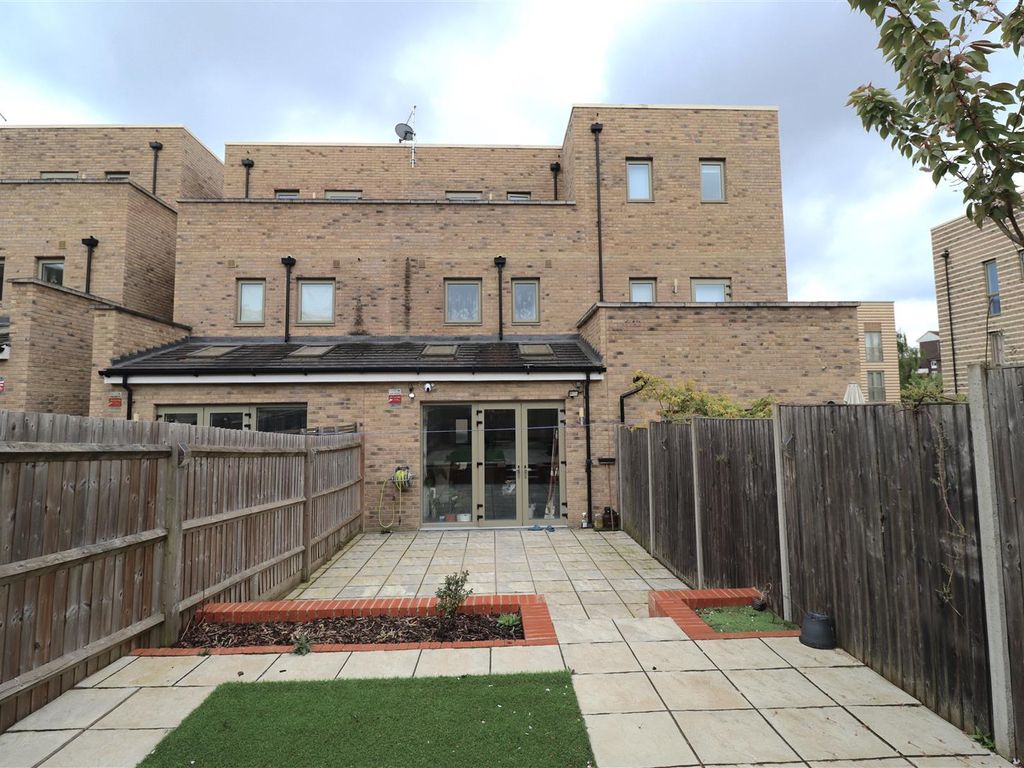 3 bed property for sale in Edgecumbe Avenue, London NW9, £675,000 Zoopla