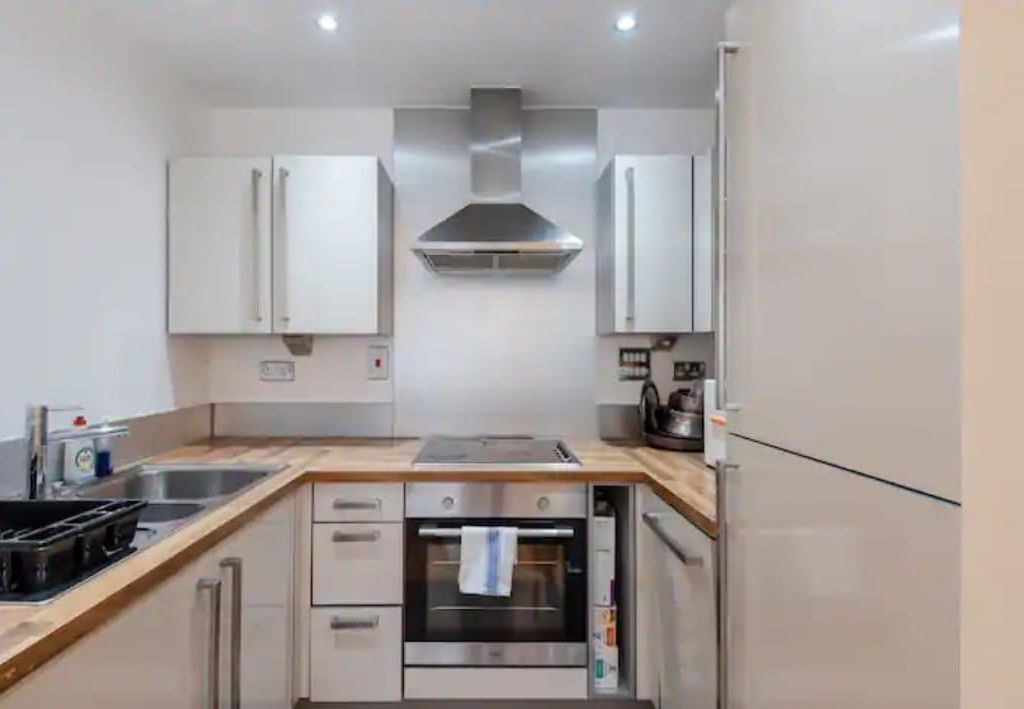 1 bed flat to rent in Proton Tower, Blackwall Way, Canary Wharf E14