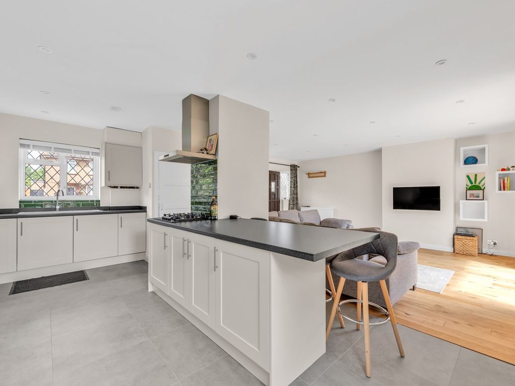 3 bed semidetached house for sale in Arnold Road, StainesUponThames