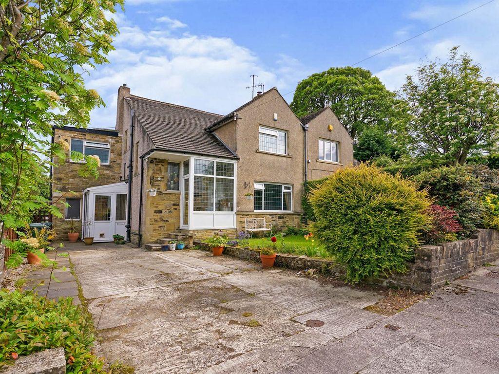 4 bed semidetached house for sale in Meadow Close, Harden, Bingley