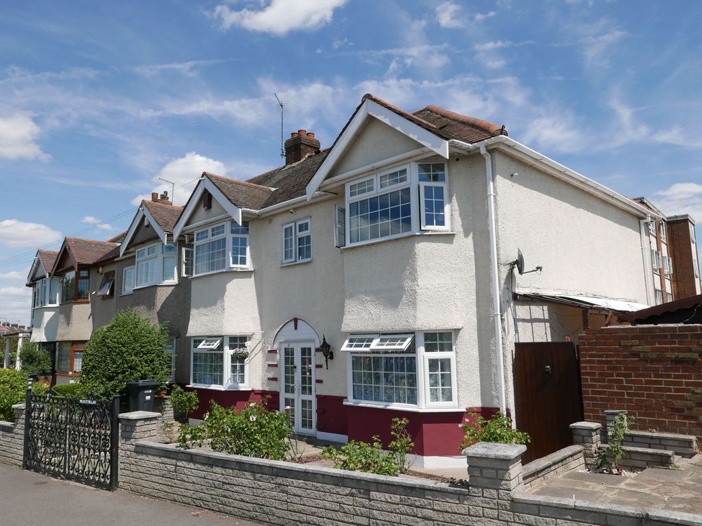 5 bed end terrace house for sale in Eccleston Crescent, Goodmayes RM6