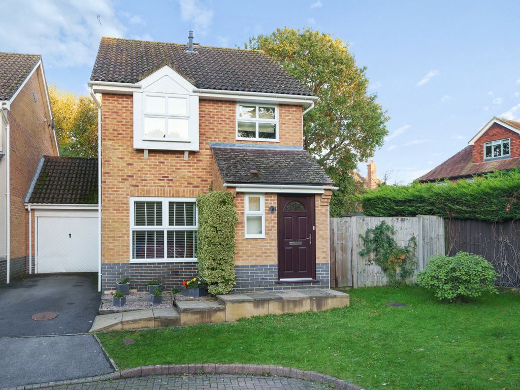 3 bed linkdetached house for sale in Arun Close, Petersfield