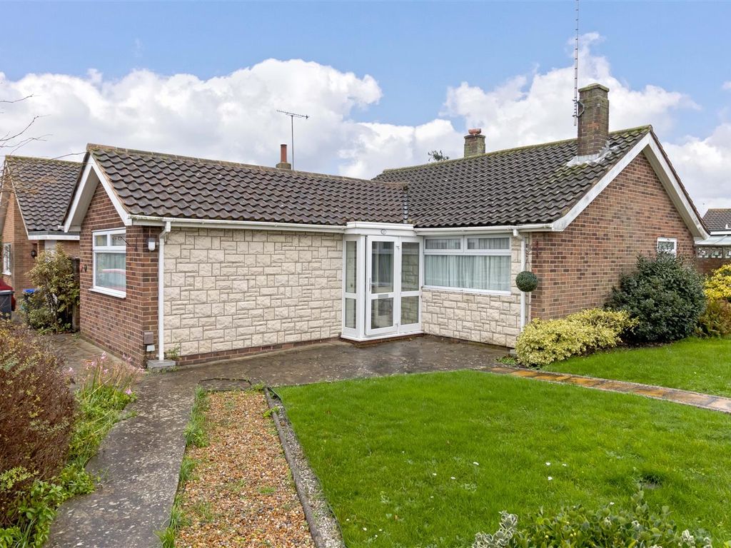 2 bed detached bungalow for sale in Hawthorn Crescent, Broadwater