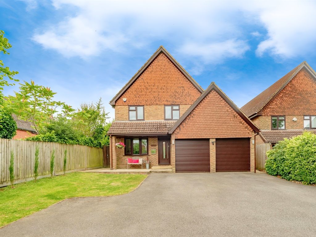 4 bed detached house for sale in Edenvale, East Grinstead RH19, £