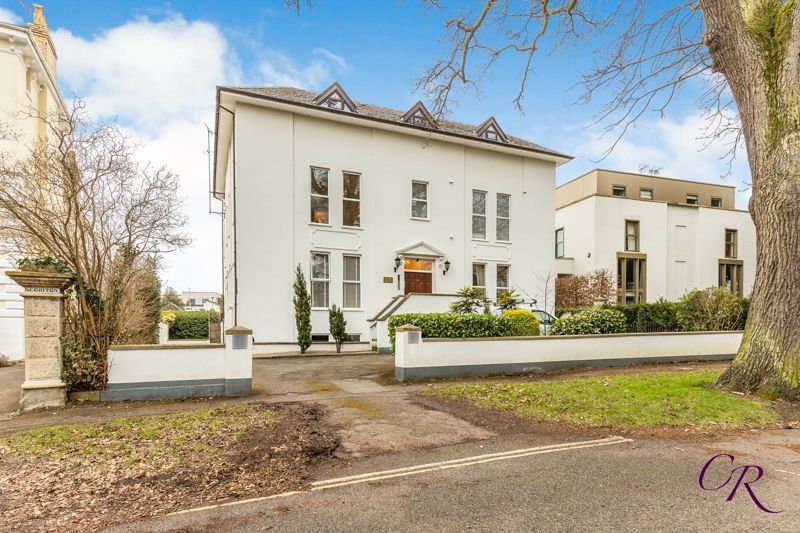 3 bed flat for sale in Pittville Crescent, Cheltenham GL52, £350,000