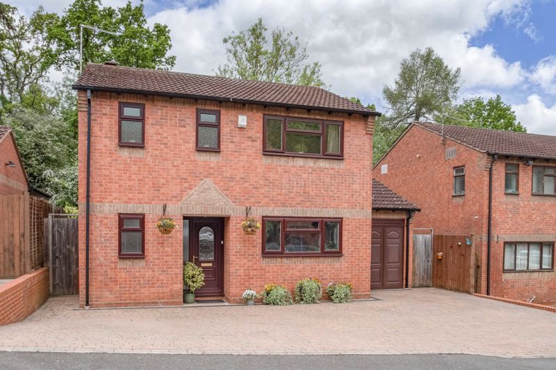 4 bed detached house for sale in Rockford Close, Oakenshaw South