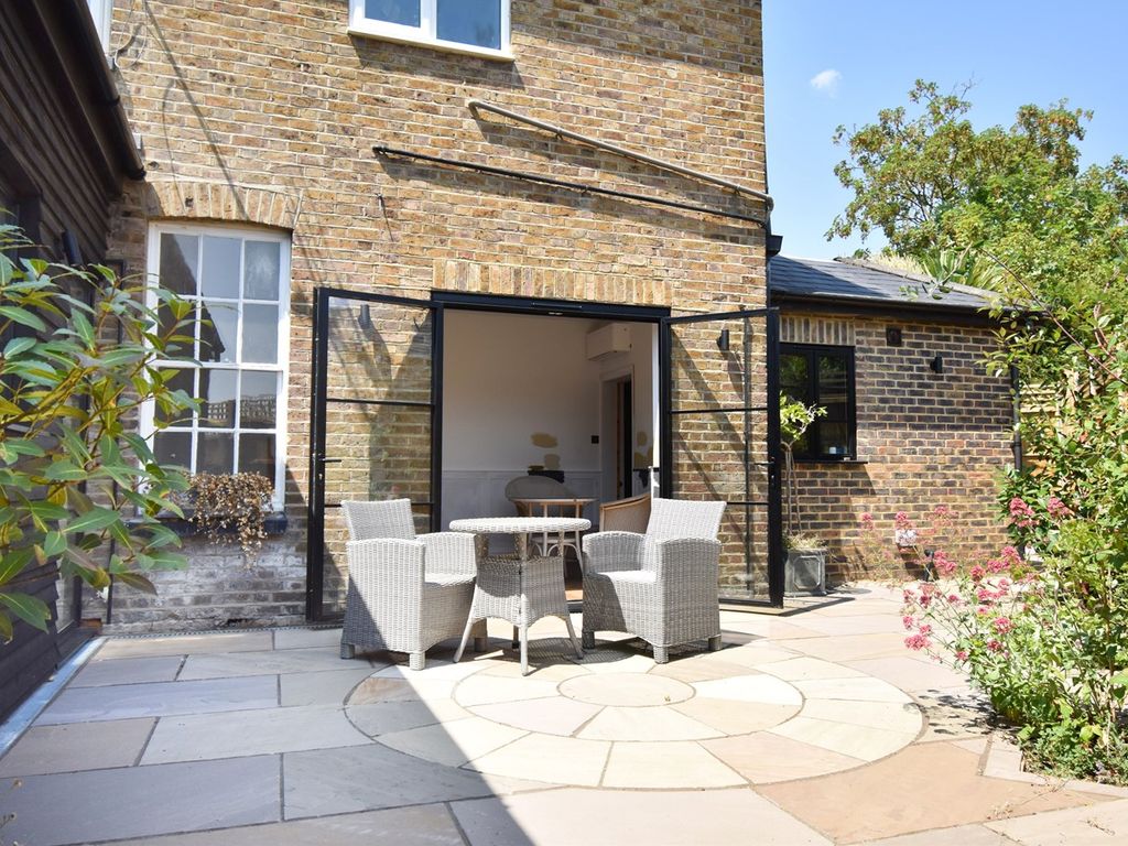 2 bed for sale in Churchfield Road, WaltonOnThames KT12
