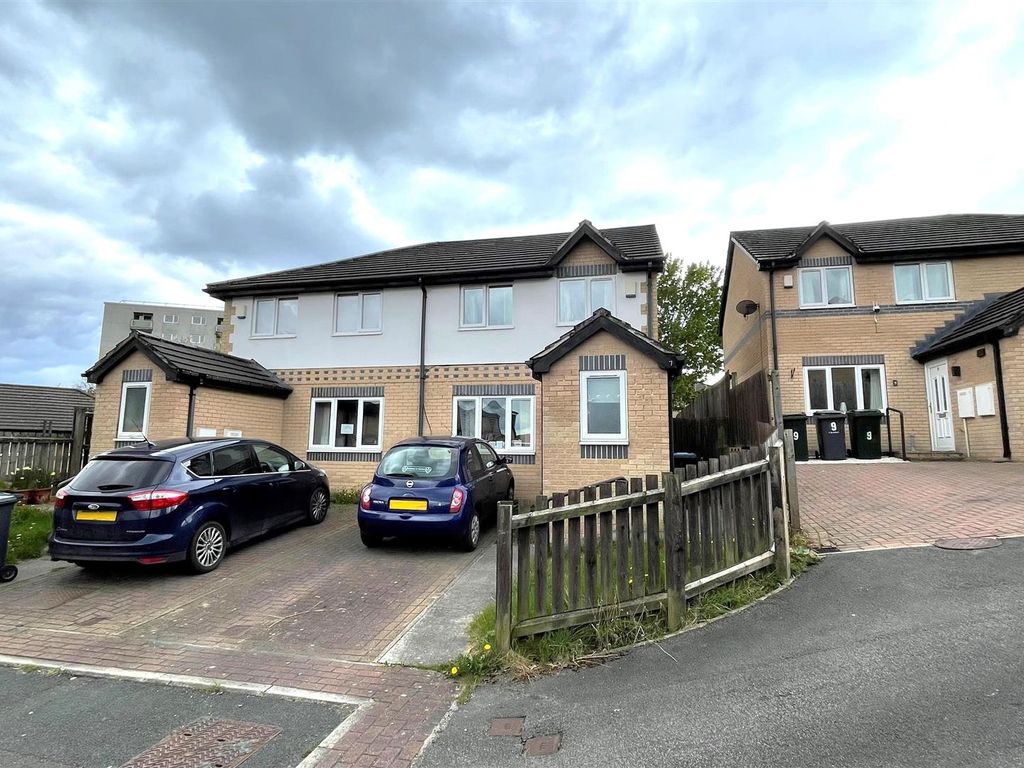 3 bed semidetached house for sale in Redwood Close, Idle, Bradford