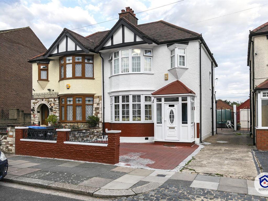 3 bed semidetached house for sale in Oakfield Gardens, London N18, £