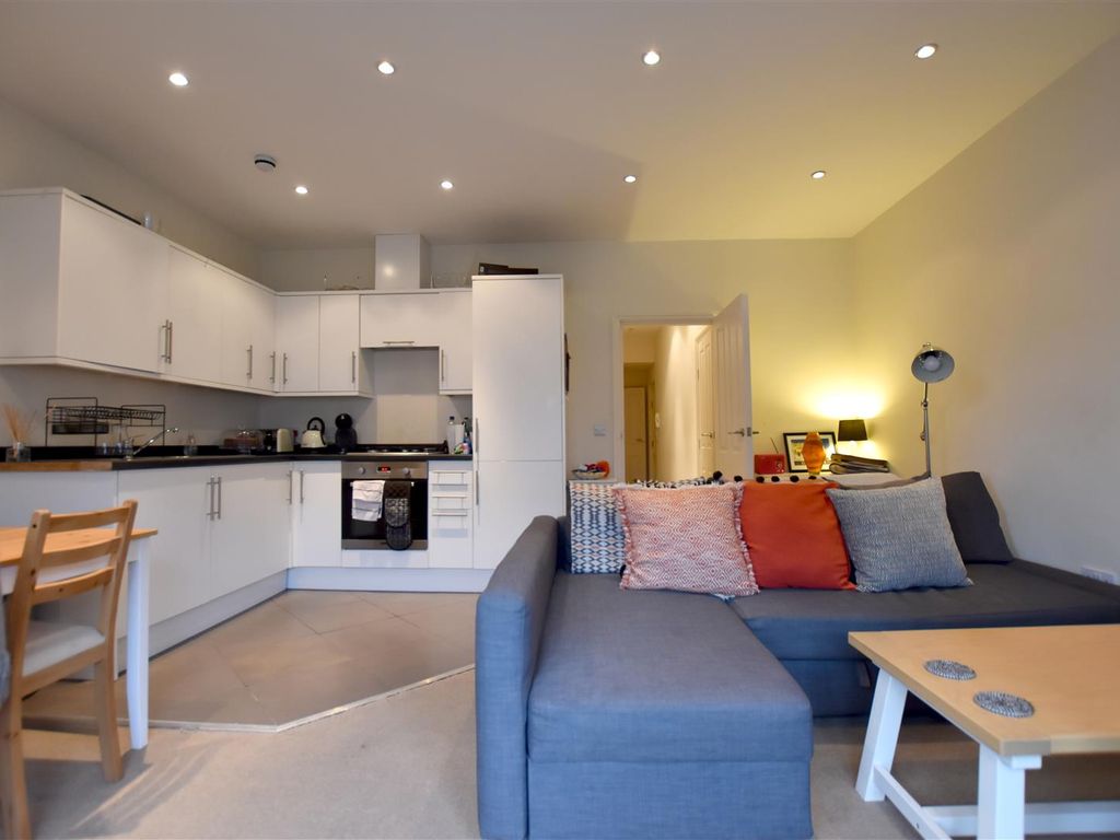 1 bed flat to rent in Castle Walk, Reigate RH2 Zoopla