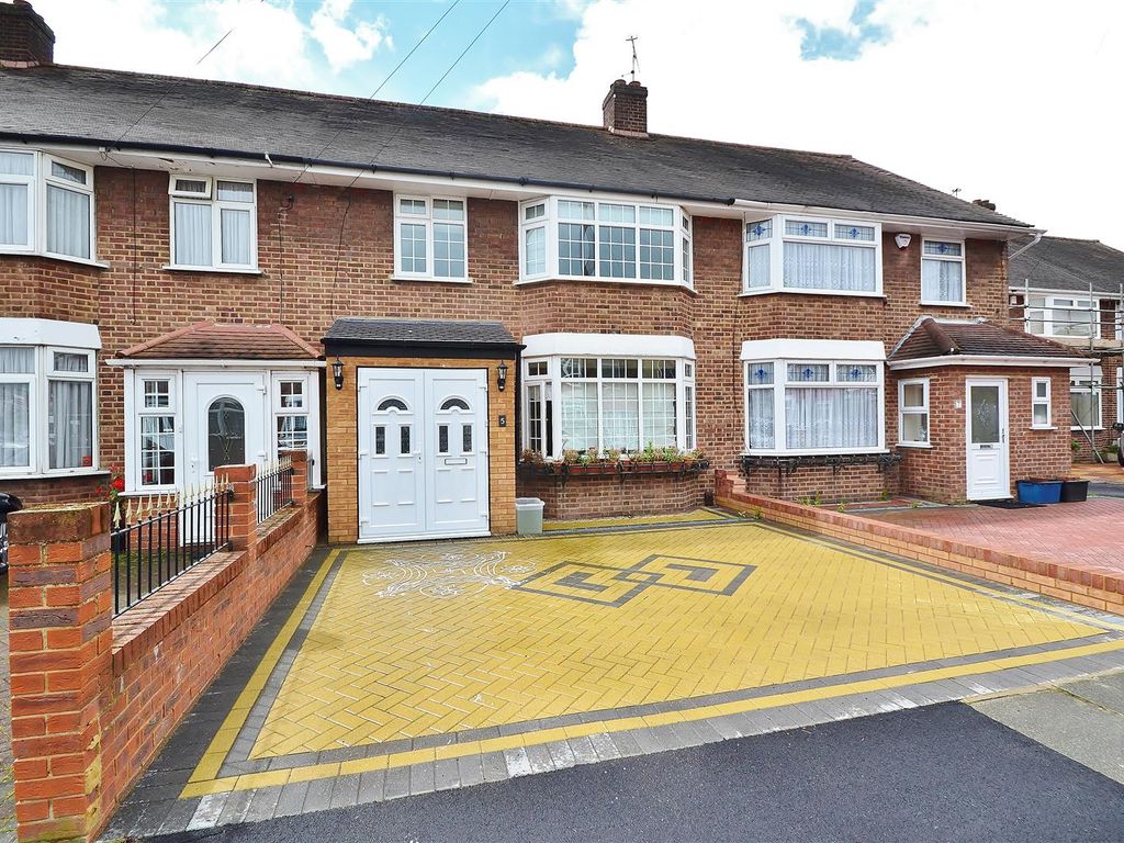 3 bed terraced house to rent in Sandringham Close, Barkingside, Ilford