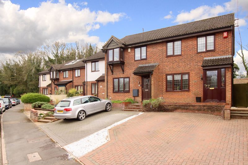 3 bed semidetached house for sale in Hunters Oak, Hemel Hempstead HP2