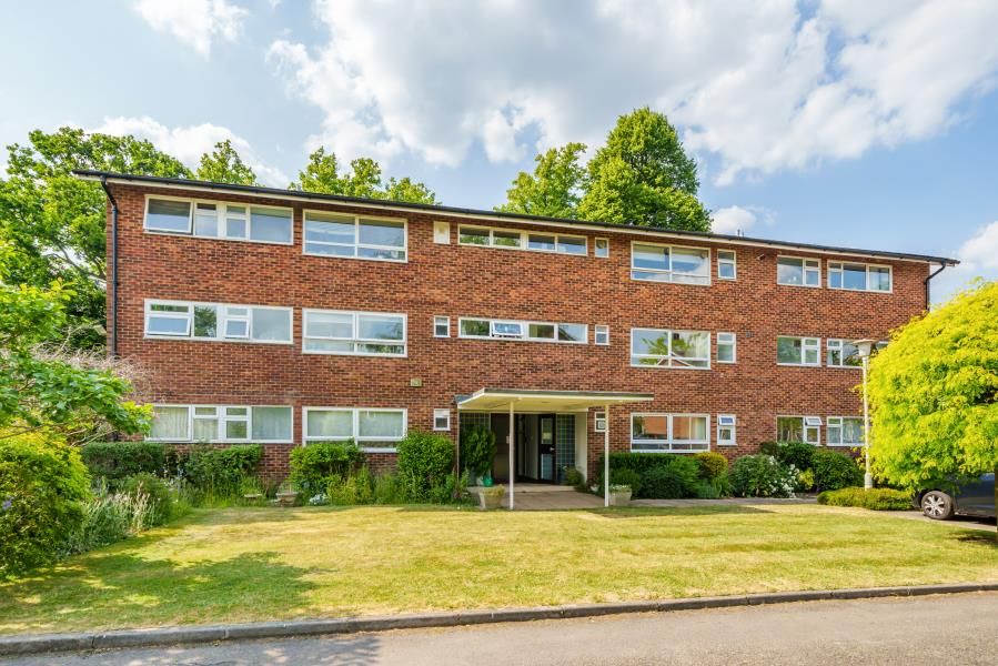 3 bed flat to rent in St. Margarets, London Road, Guildford GU1, £2,000