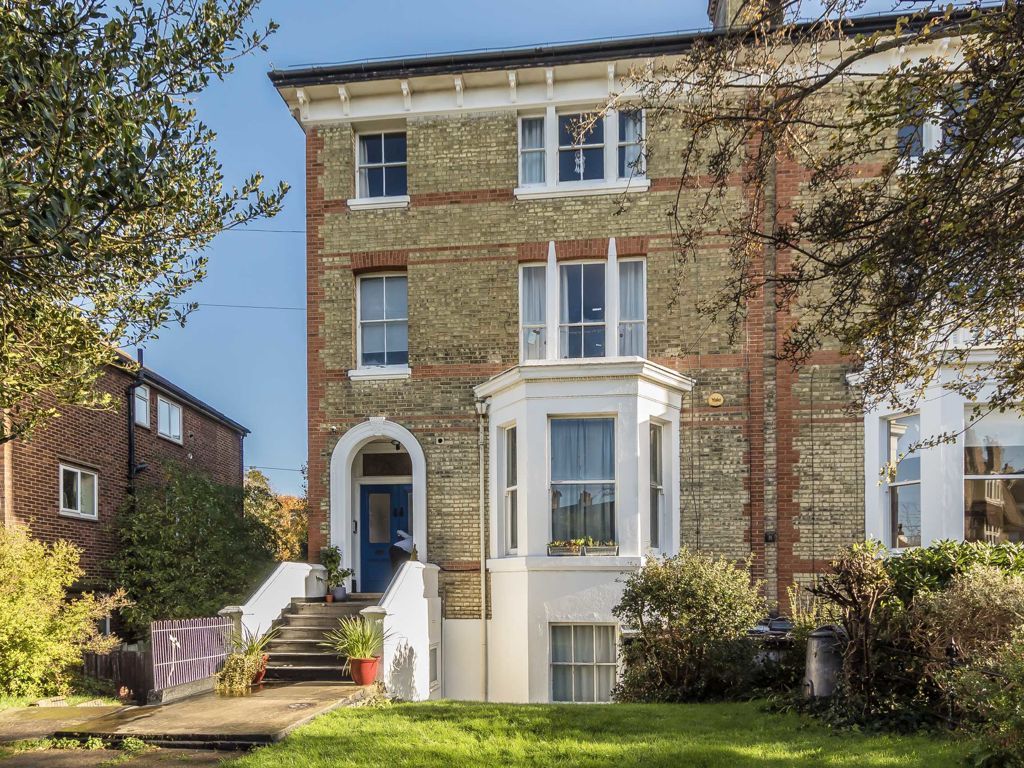 2 bed flat to rent in The Barons, St Margarets, Twickenham TW1, £2,400