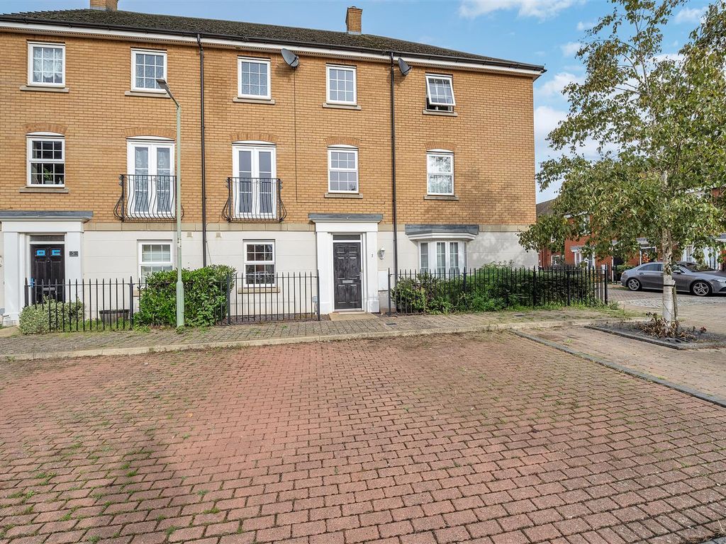 4 bed terraced house for sale in Hawthorn Close, Red Lodge, Bury St