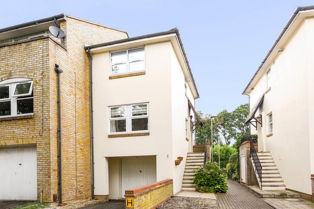 2 bed end terrace house to rent in Farnborough Crescent, Bromley, Kent