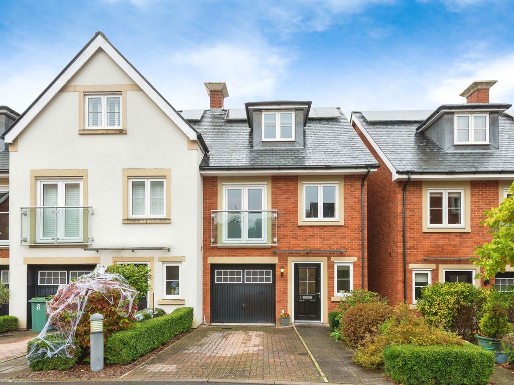 3 bed semidetached house for sale in Greyford Close, Leatherhead, Surrey KT22, £699,995 Zoopla