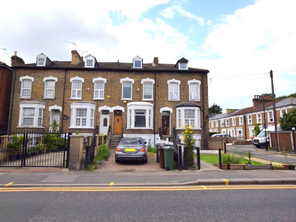 1 bed flat to rent in Basement Flat, Church Road, Leyton E10, £1,300