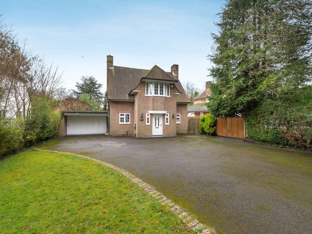 3 bed detached house for sale in Daws Hill Lane, High HP11, £
