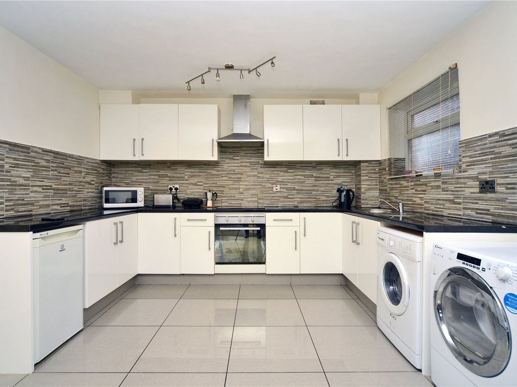 2 bed flat for sale in The Avenue, Worcester Park, Surrey KT4 Zoopla